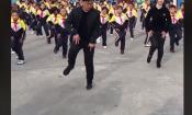 【中国那些事儿】中国校长带学生跳鬼步舞火遍全球 外国网友这样点赞